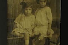 Livia (1906-1996) și Marioara (1908-1974) fiicele soților MIRCEA