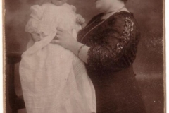 Maria MIRCEA, cu fiul său Radu Titus (1910-1978)