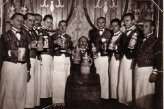 Caru' cu bere waiters
