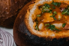 Ciorbă de fasole-n pâine Caru' cu bere