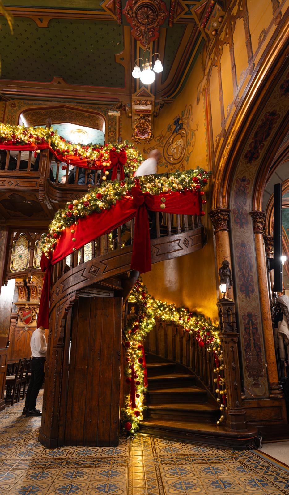 Scara interioară decorată de Crăciun