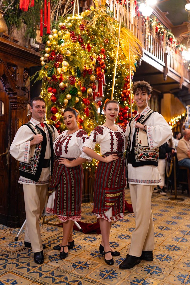 Ansamblu folcloric în costume tradiționale la Caru' cu bere