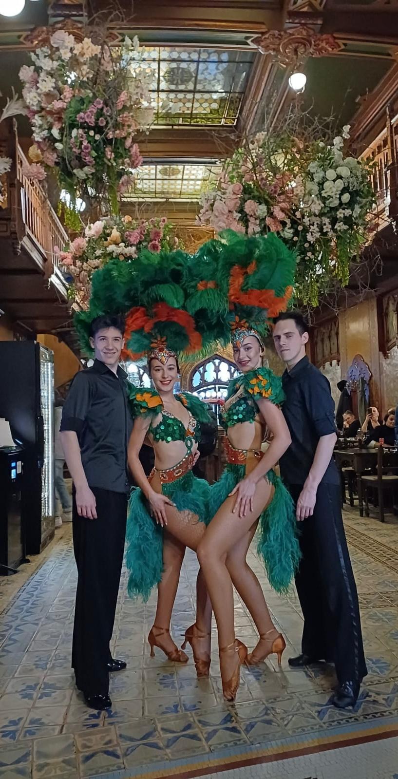 Dansatoare samba în costume verzi cu pene