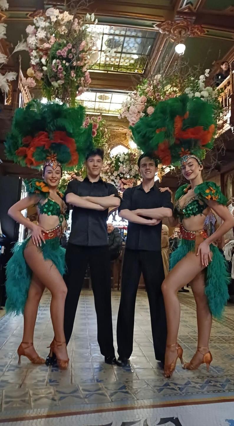Dansatoare samba alături de gazde